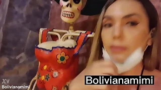 Mostrando mi conchita a las calacas mexicanas... blear completo en bolivianamimi.tv