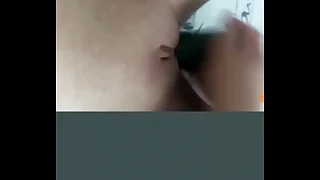 Chica se masturba scrub el peine mientras grita de placer. ¡Más vídeos gratis y similares aquí! --> http://zipansion.com/2whL3
